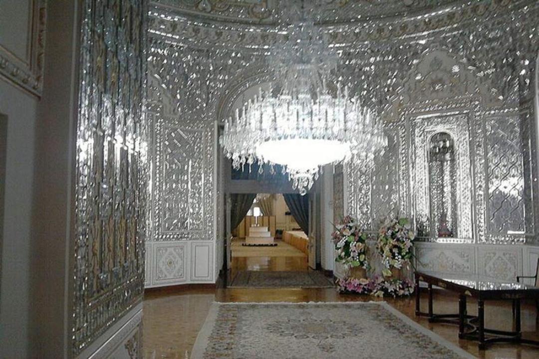 نمایی از آینه کاری و لوستر بزرگ داخل تالار آینه میدان مشق