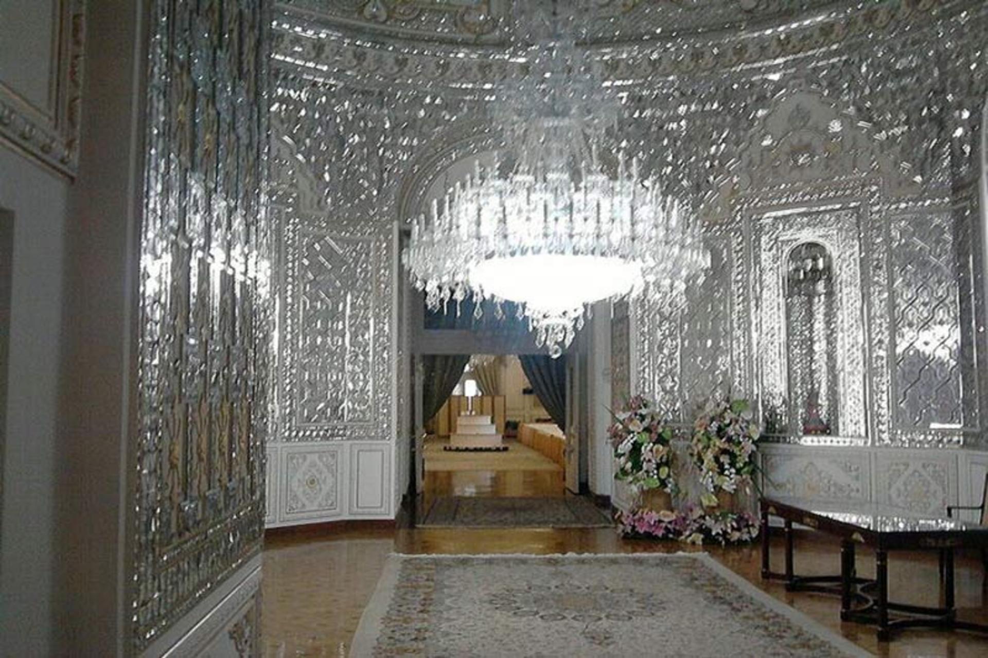 نمایی از آینه کاری و لوستر بزرگ داخل تالار آینه میدان مشق