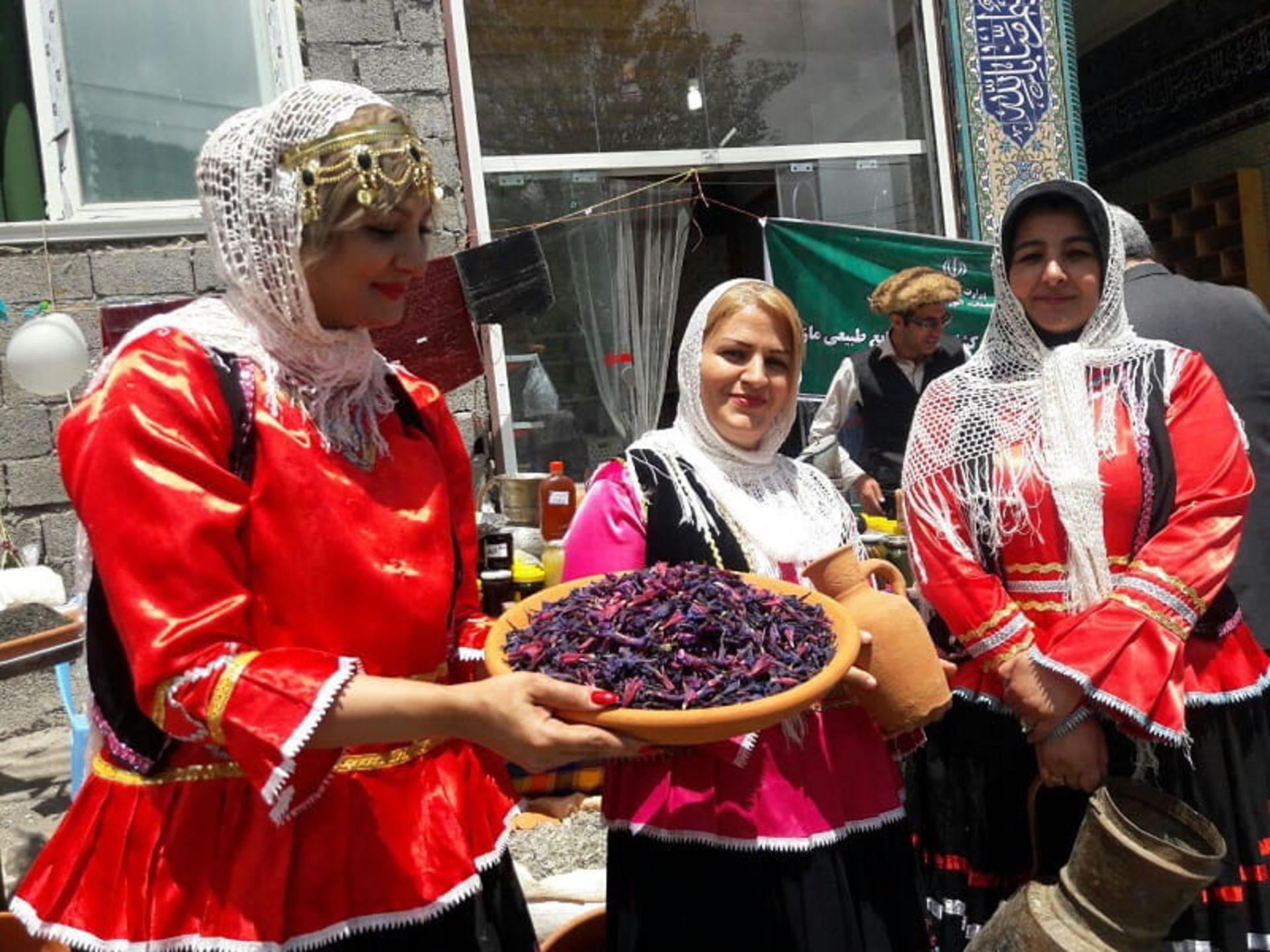 زنان با لباس محلی