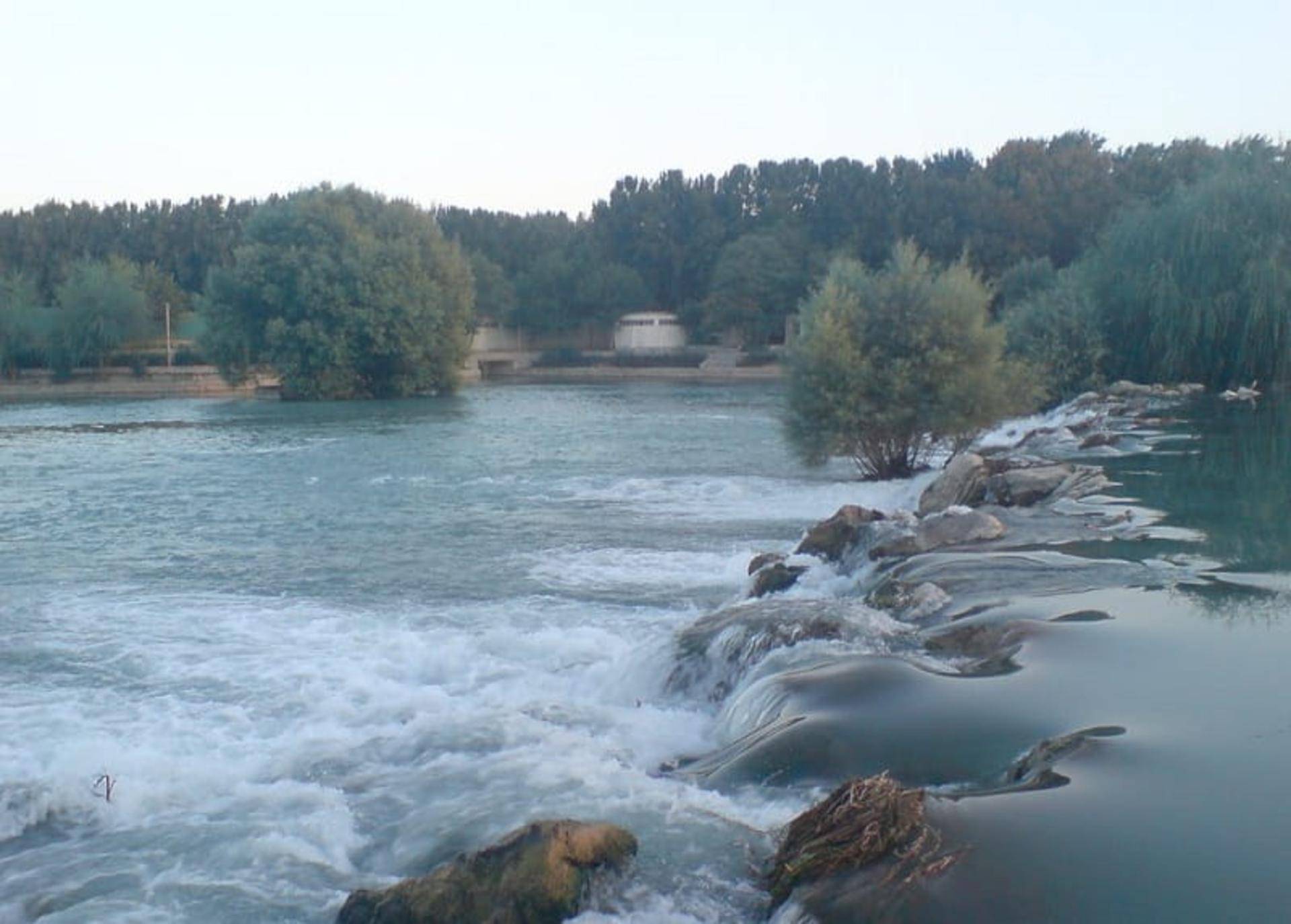 جریان آب زاینده رود
