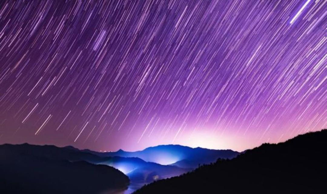 شهاب باران آسمان در شب در کوهستان 