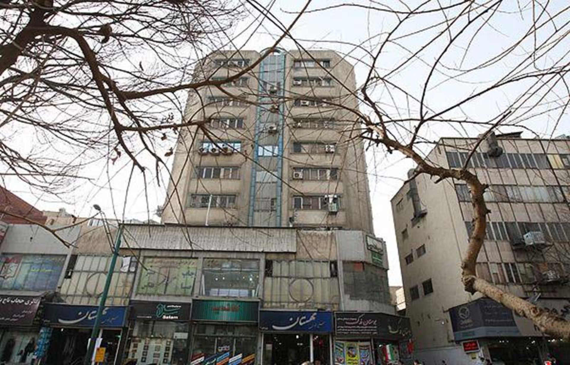 نمای بیرونی پاساژ مهستان انقلاب از پایین