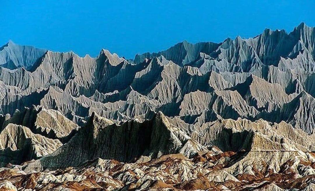 کوه های مینیاتوری چابهار زیر آسمان آبی