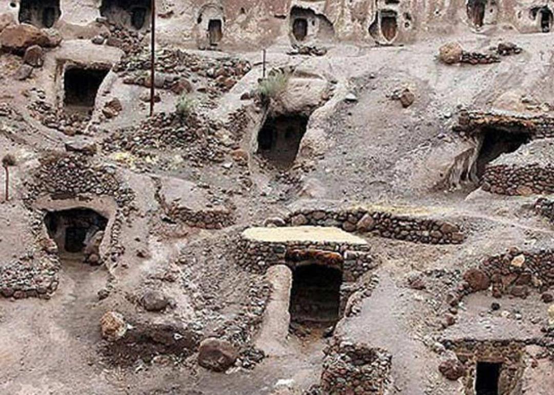 خانه های خانه های سنگی کنده شده در دل کوه در روستای میمند