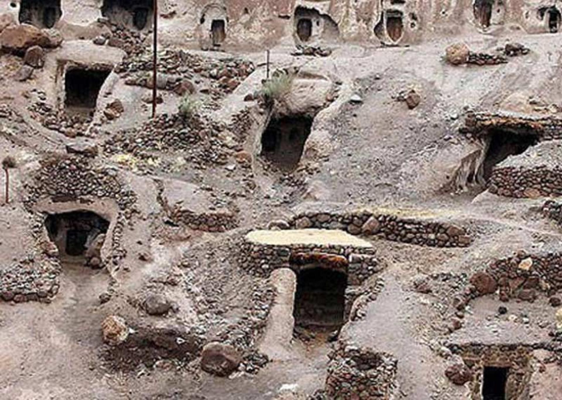 خانه های خانه های سنگی کنده شده در دل کوه در روستای میمند