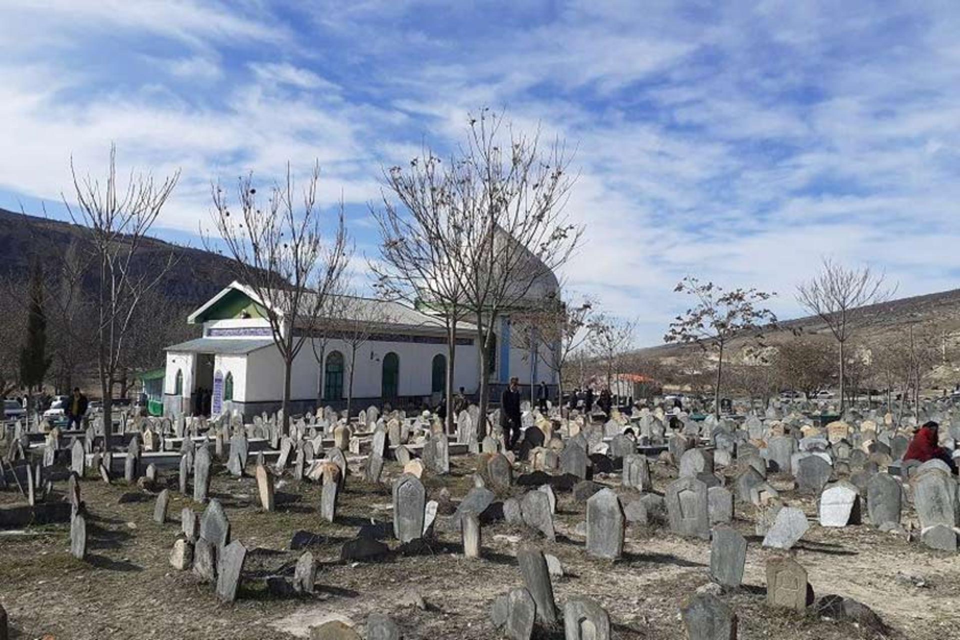 سنگ قبرهایی گورستان چاه سفید بهشهر زیر آسمان آبی پر ابر
