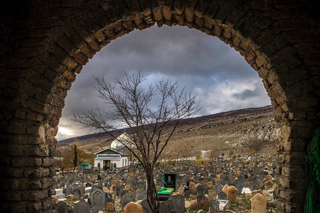 قبرستان سفید چاه در روزی ابری