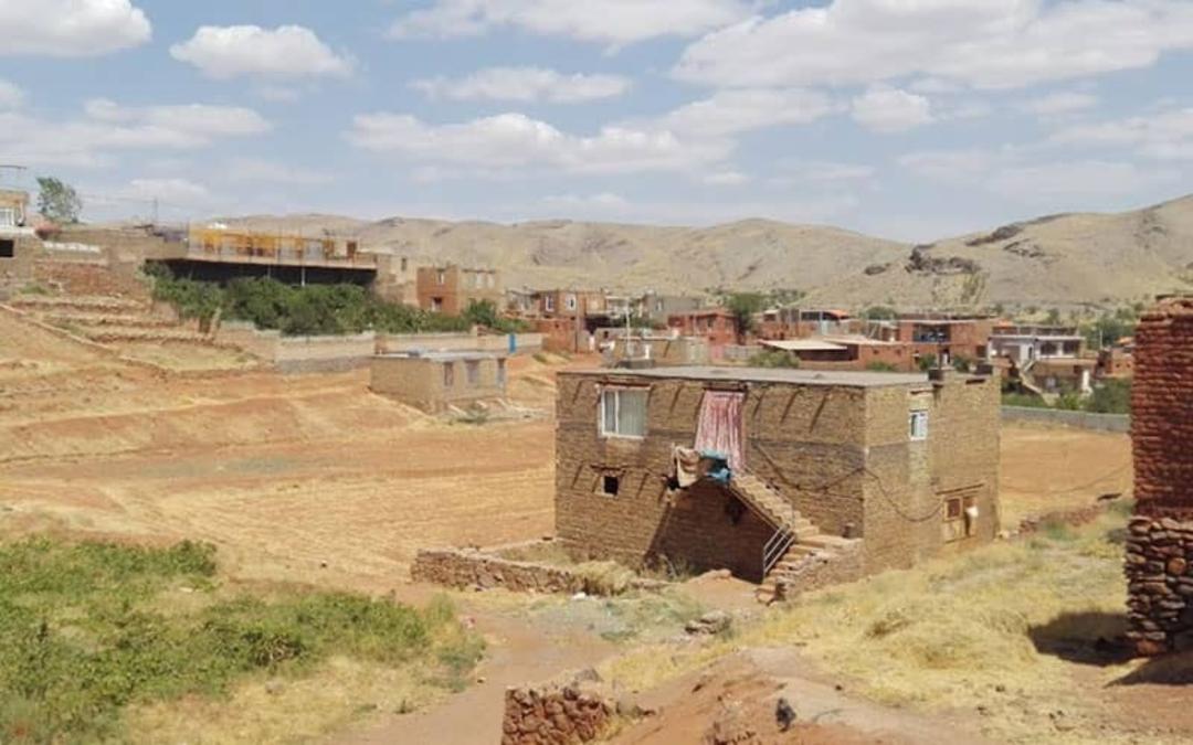 روستایی با خاک سرخ