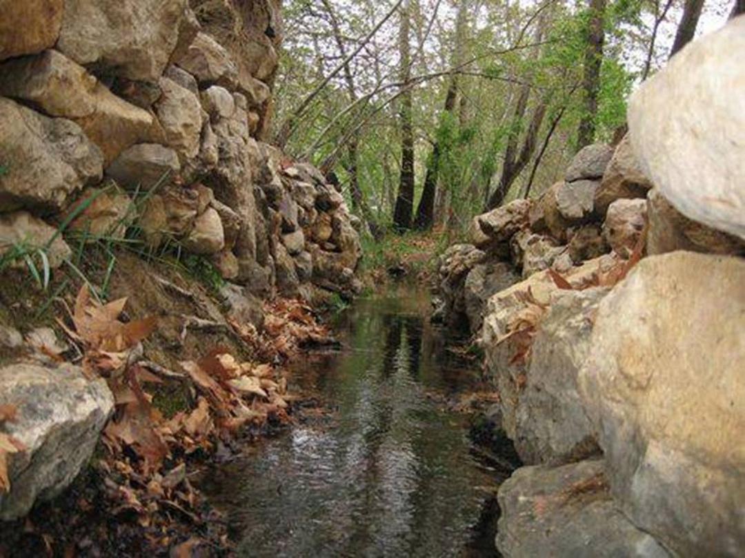 آبراهه میان مسیر صخره ای تنگ ایج فارس