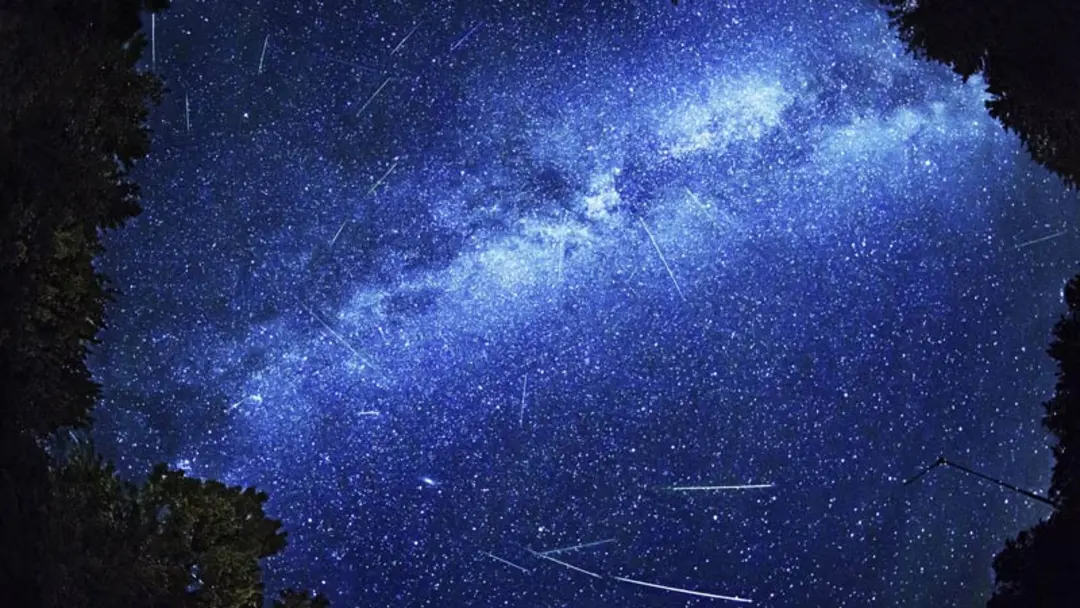 آسمان شهاب باران در شب ابری