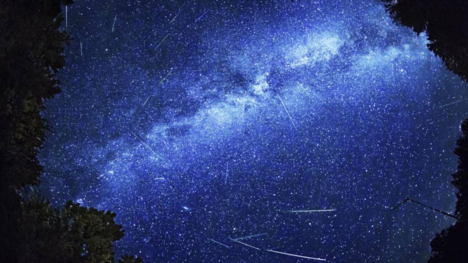 آسمان شهاب باران در شب ابری