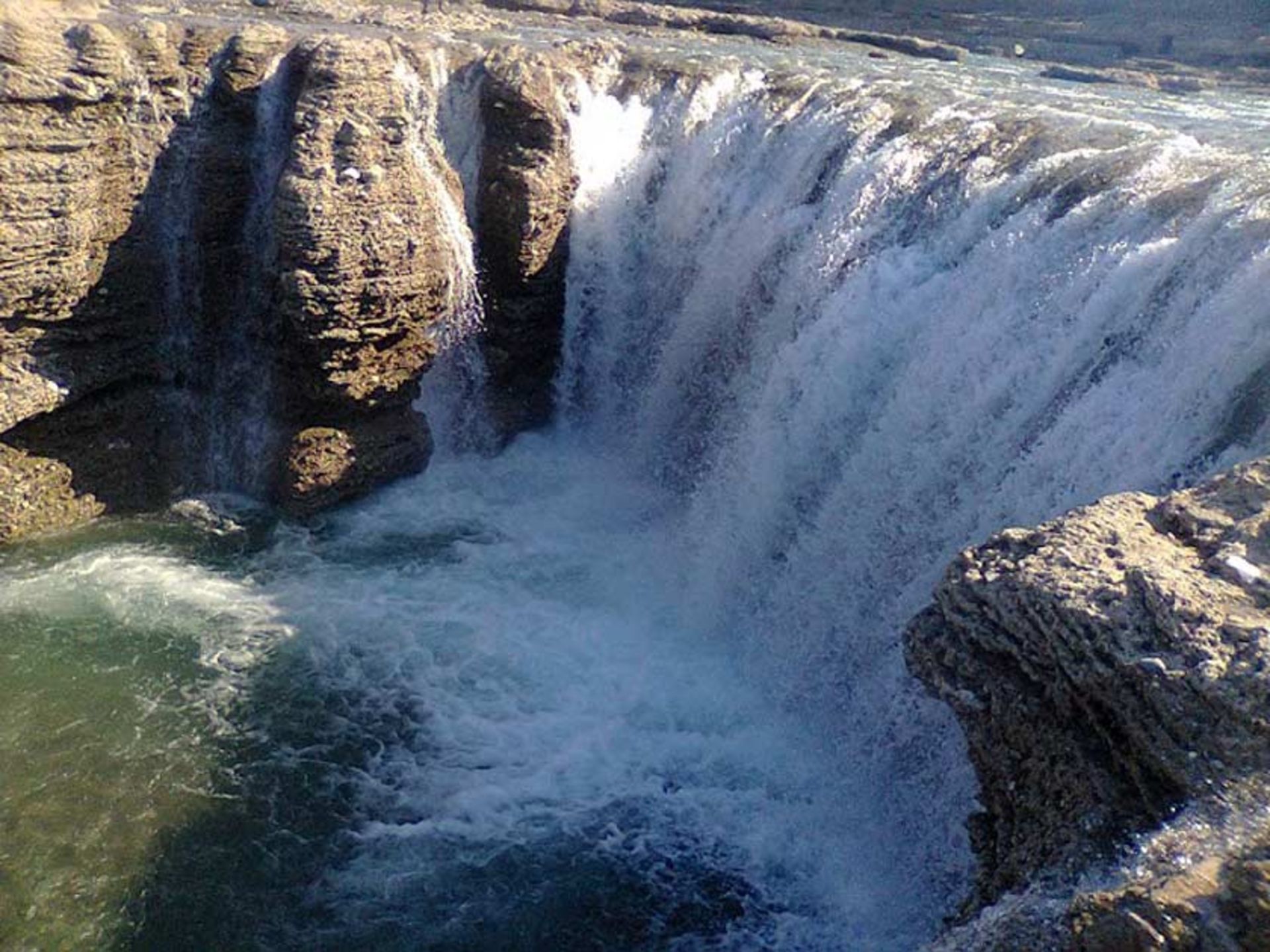 جریان خروشان آب در آبشار اسفند
