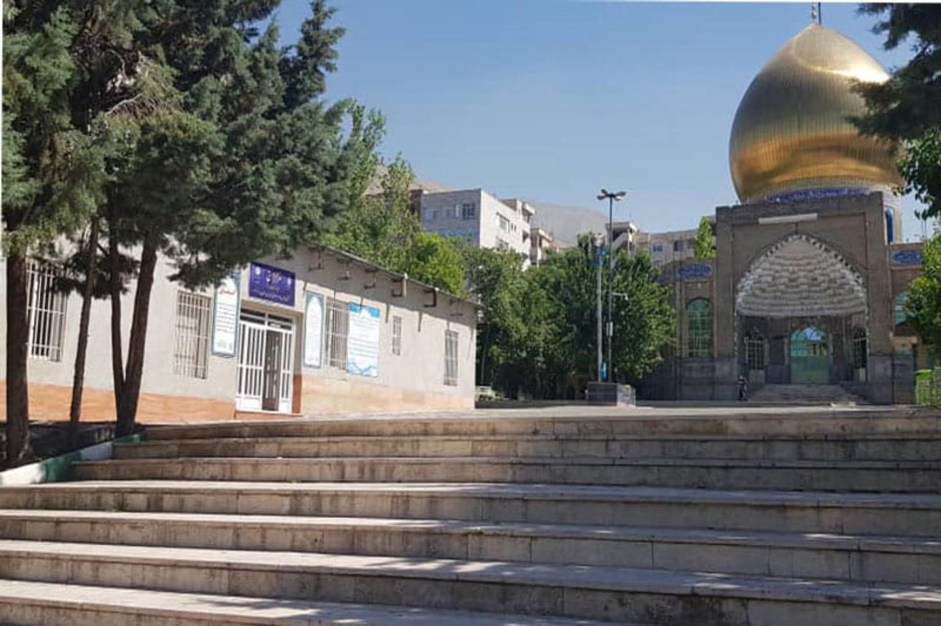 پلکان ورودی امامزاده صالح فرحزاد و گنبد امامزاده از نمای پایین