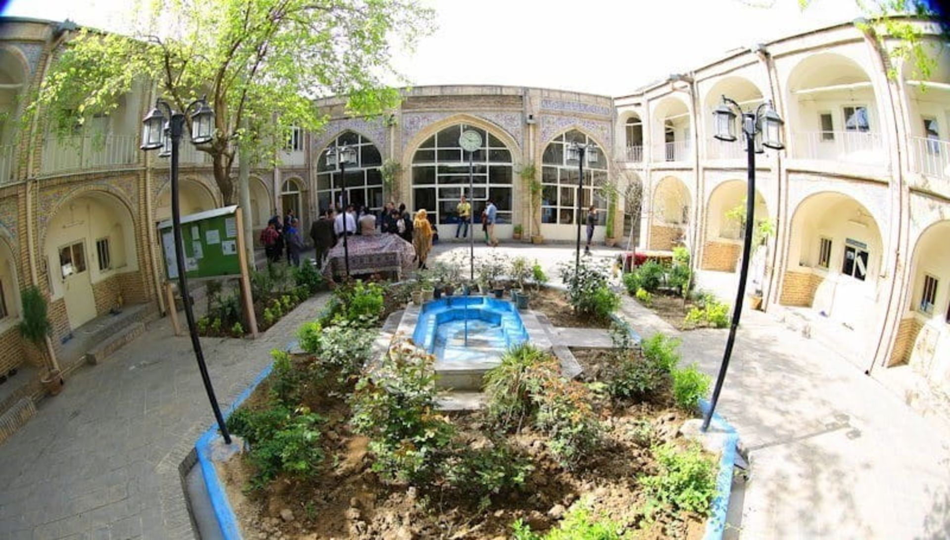 نمایی از مسجد و مدرسه معمار باشی
