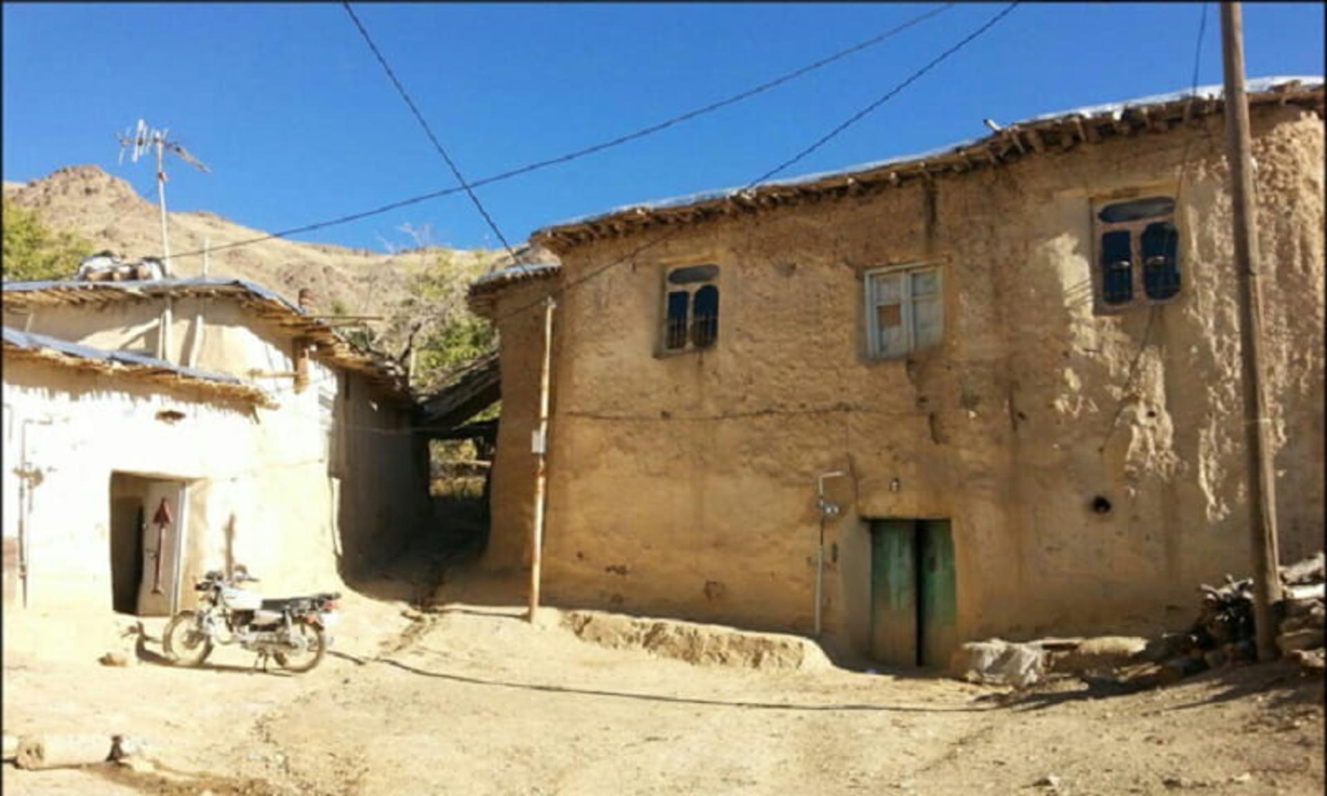 خانه کاهگلی در روستای پریان