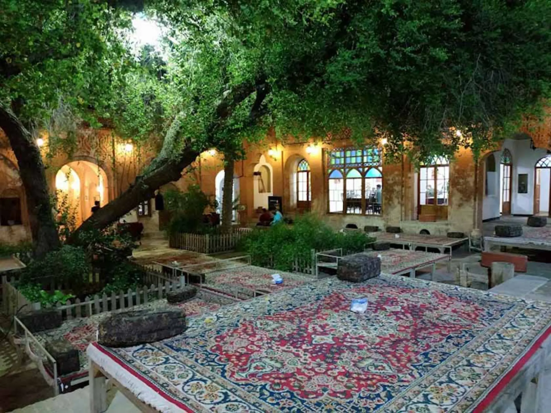 محوطه رستوران خانه‌ مستوفی شوشتر در شب