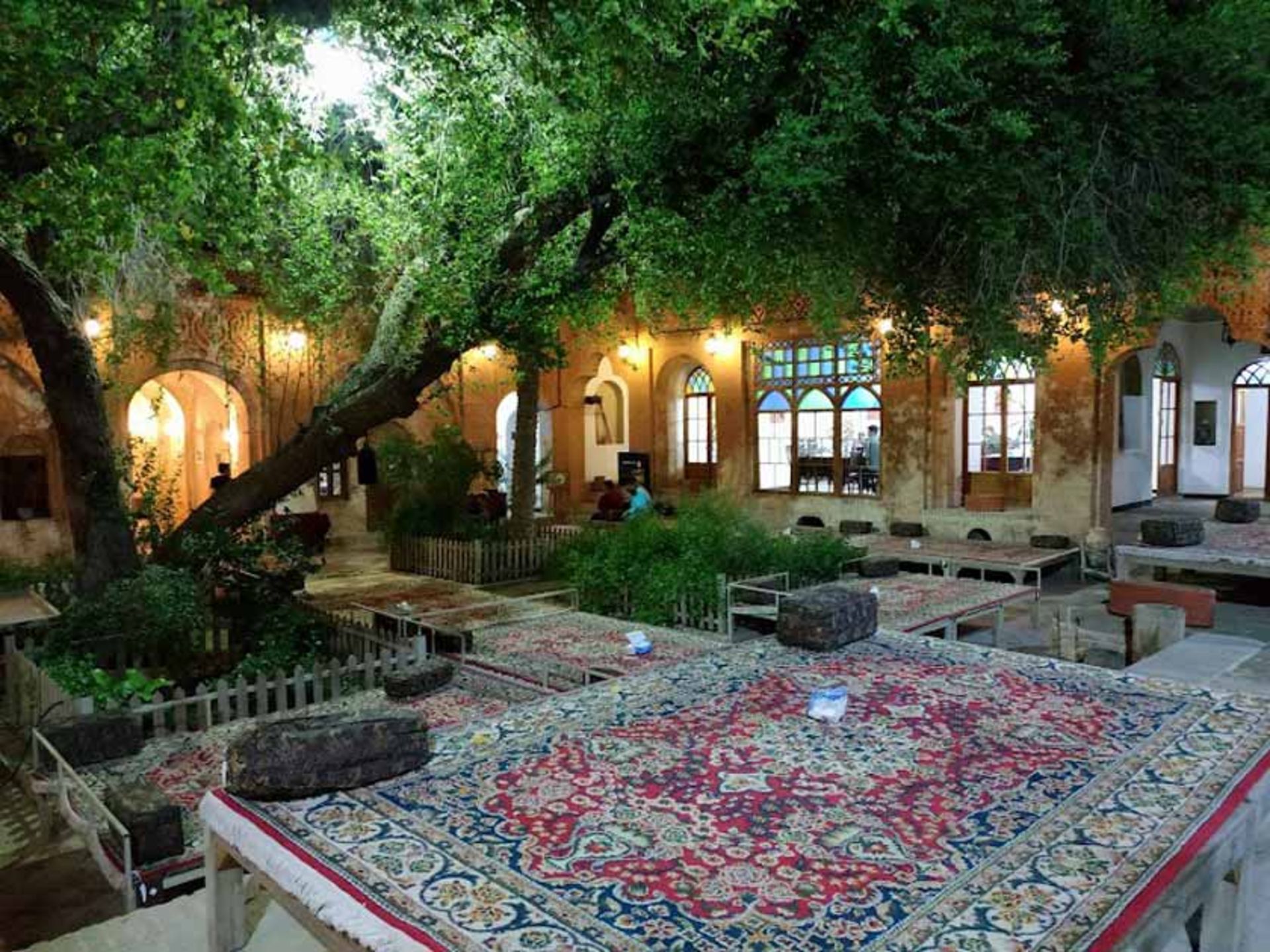 محوطه رستوران خانه‌ مستوفی شوشتر در شب