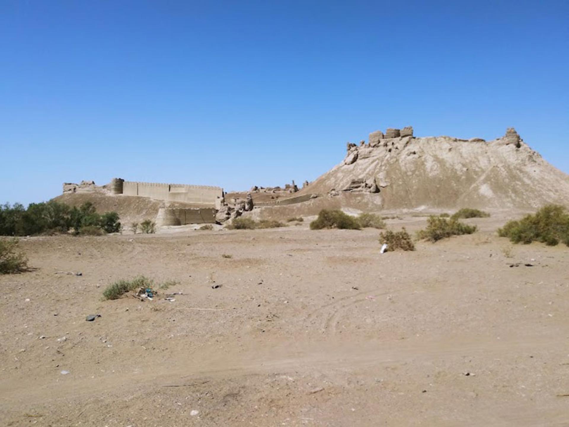 چشم‌انداز قلعه بمپور از دور