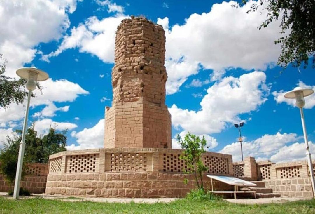 برج کلاه فرنگی شوشتر در میان پارک