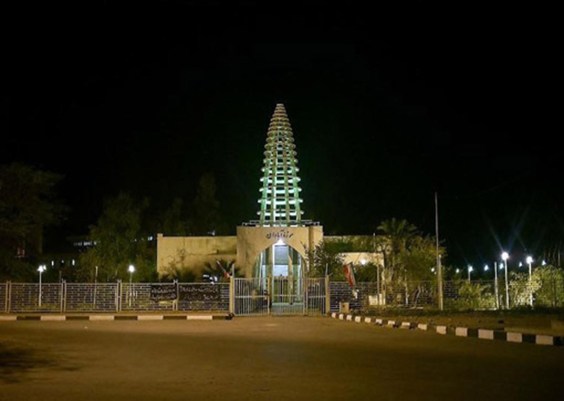 چشم‌انداز موزه آبادان در شب
