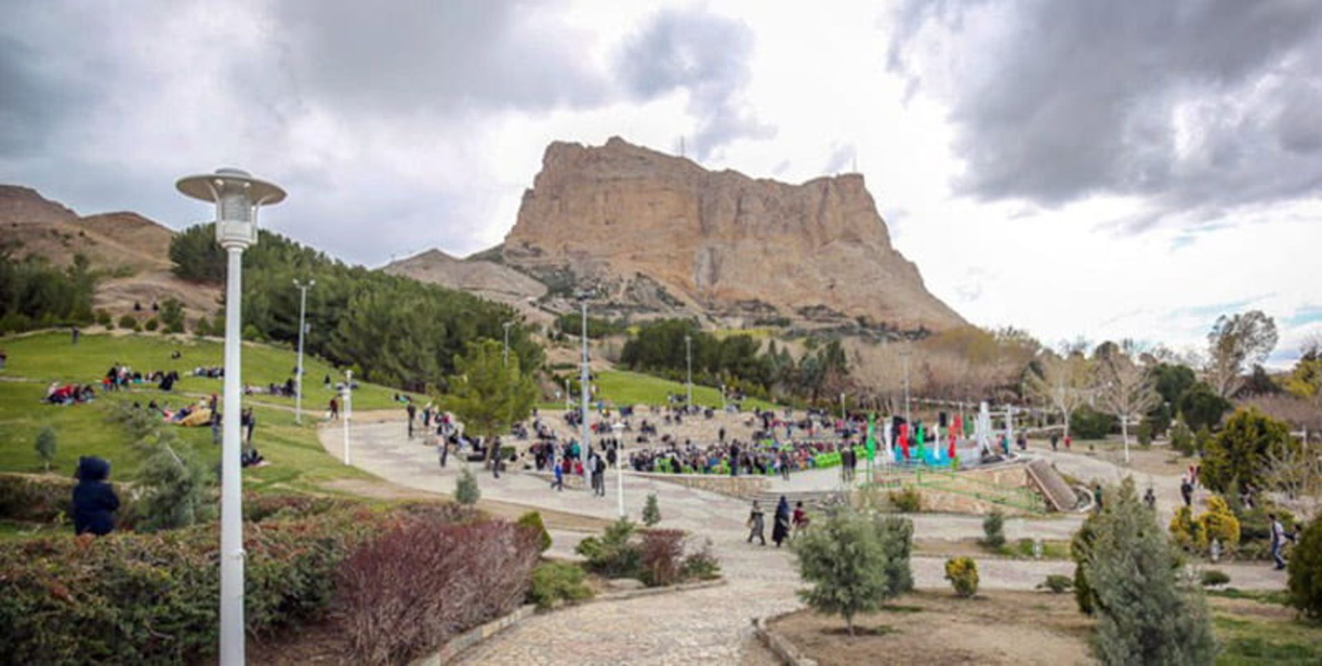 نمایی از پارک کوهستانی صفه با حضور گردشگران در روز ابری