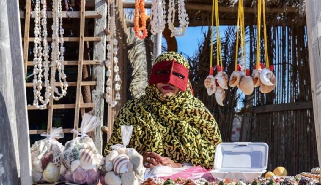 بانوی بومی جزیره هنگام در غرفه فروش سوغات