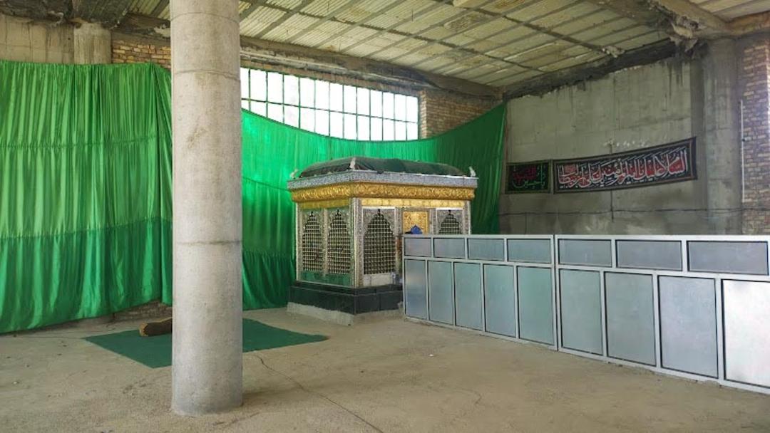 فضای داخلی زیارتگاه بی بی دوست