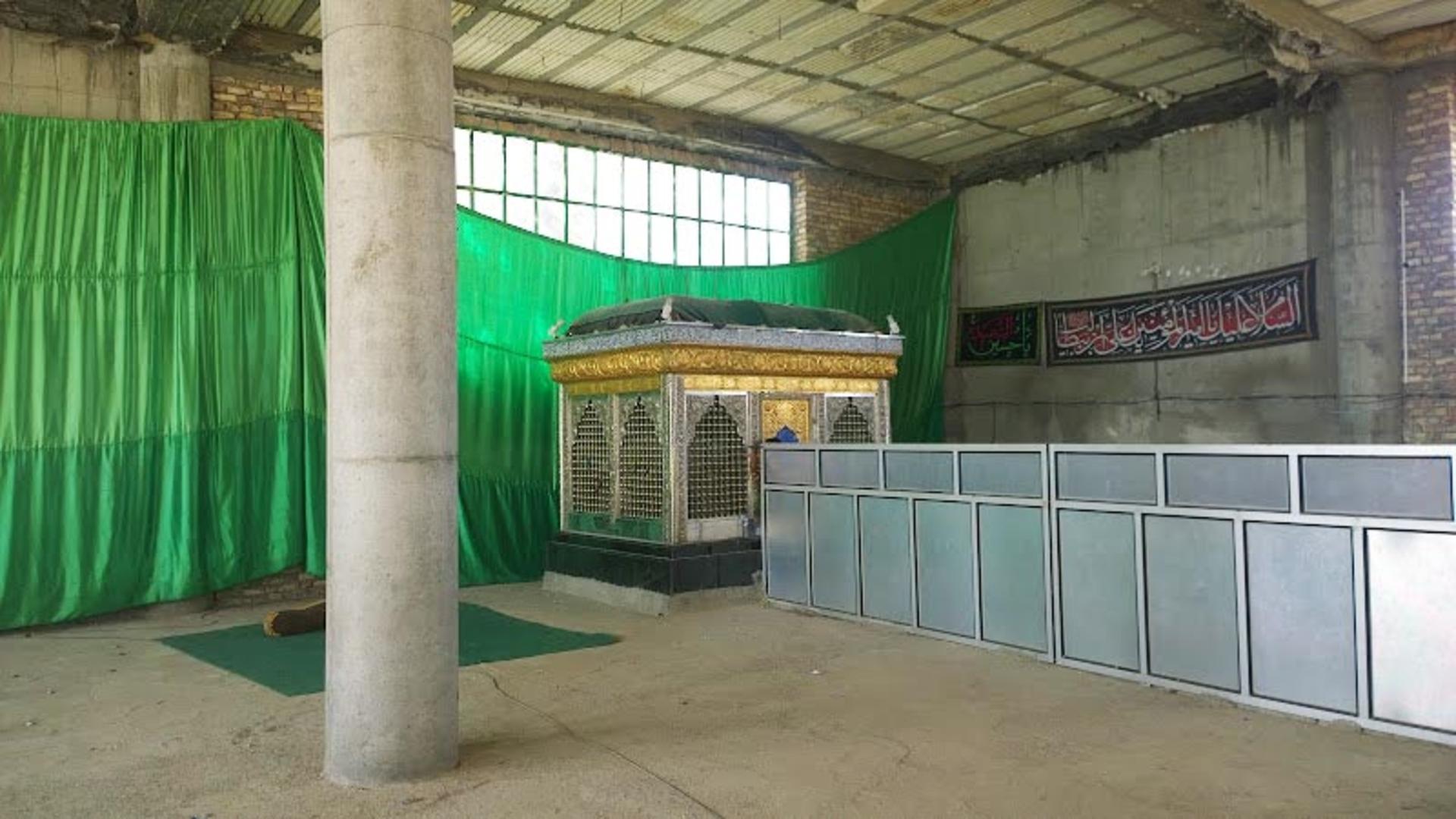فضای داخلی زیارتگاه بی بی دوست