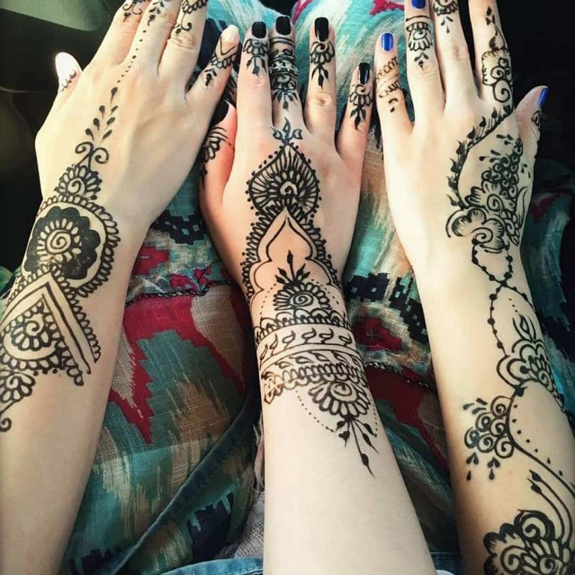 نقاشی حنا روی دست