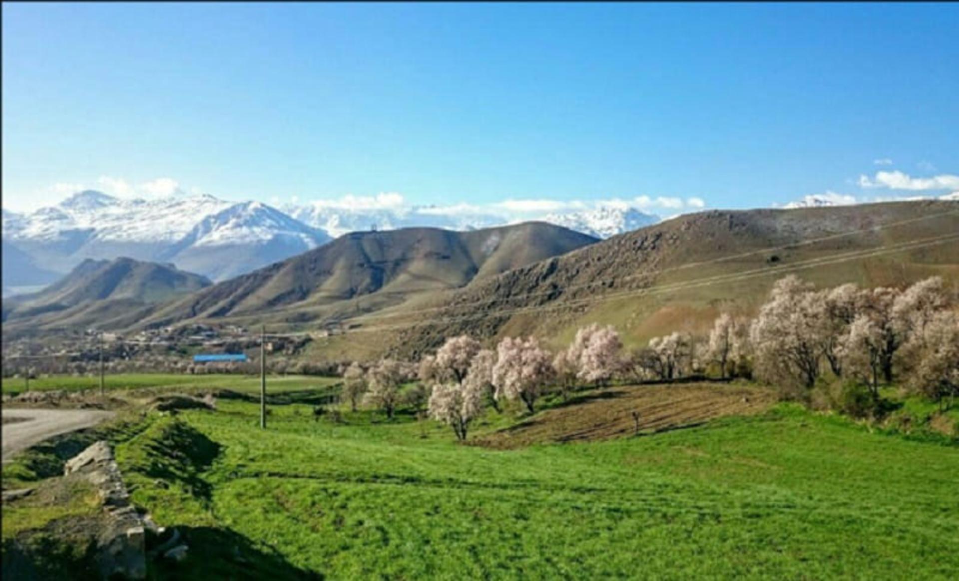 کوه‌های اطراف روستای پریان