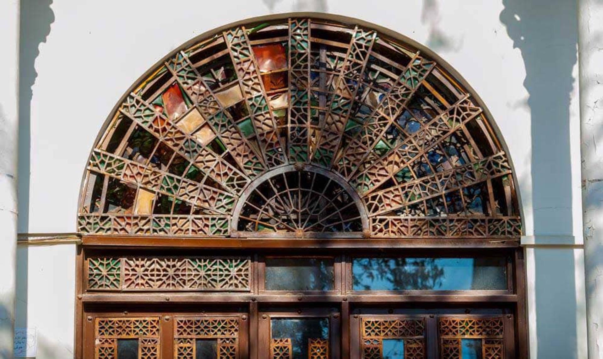 پنجره چوبی خانه مهرانگیز