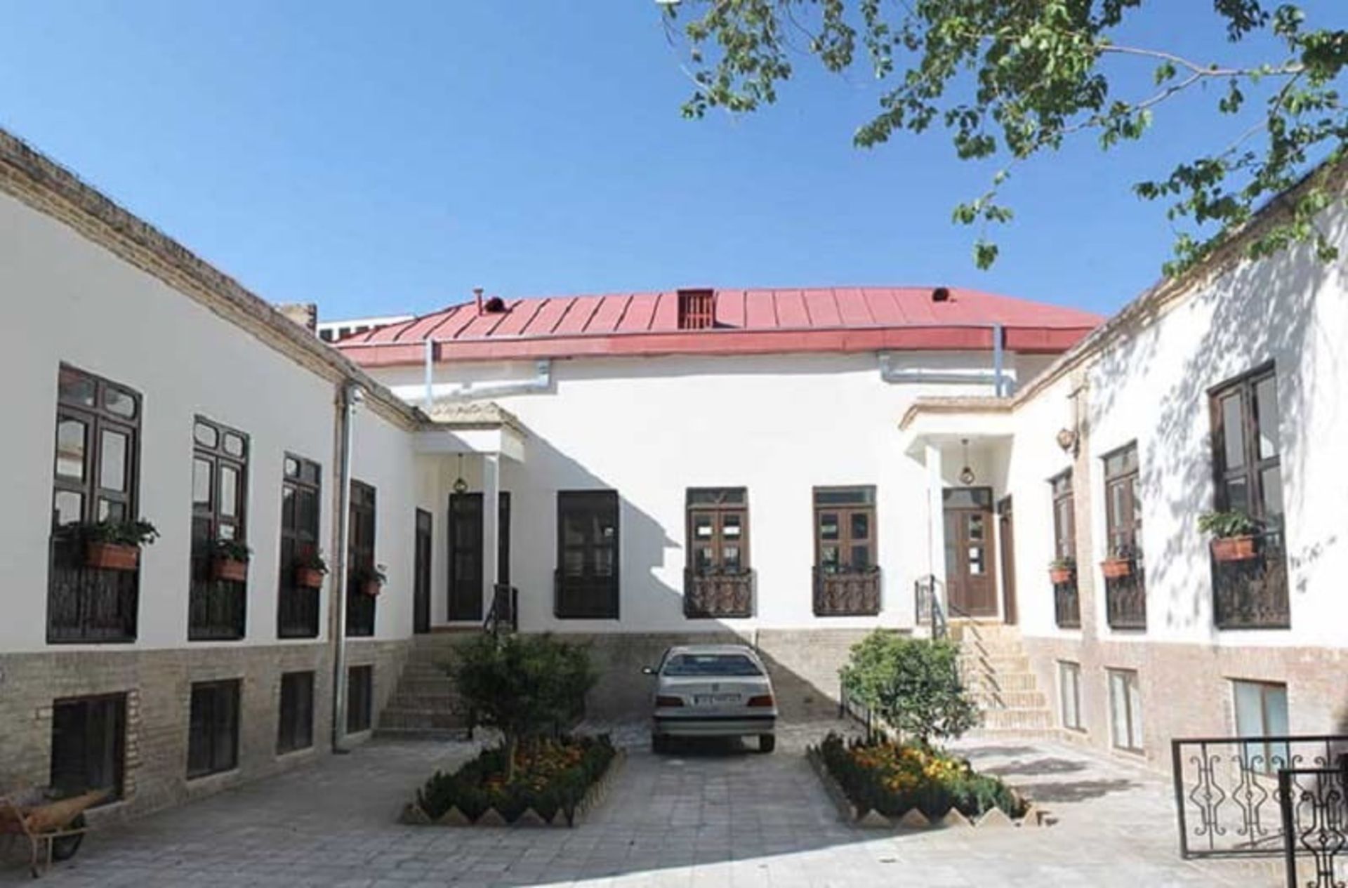 حیاط جنوبی خانه مهربان