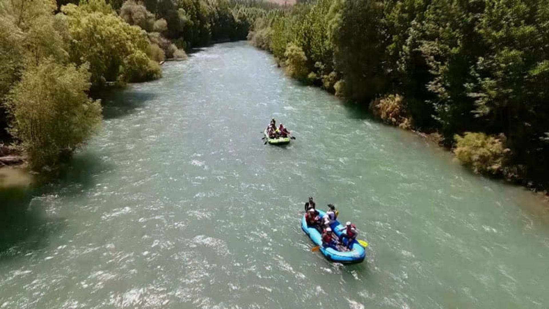 ساحل زاینده رود در باغ بهادران و قایق های رفتینگ