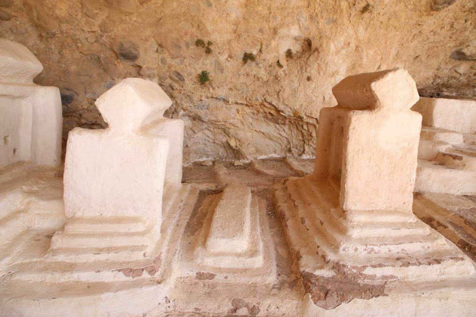 قبور مختلف در قبرستان هفتاد ملا