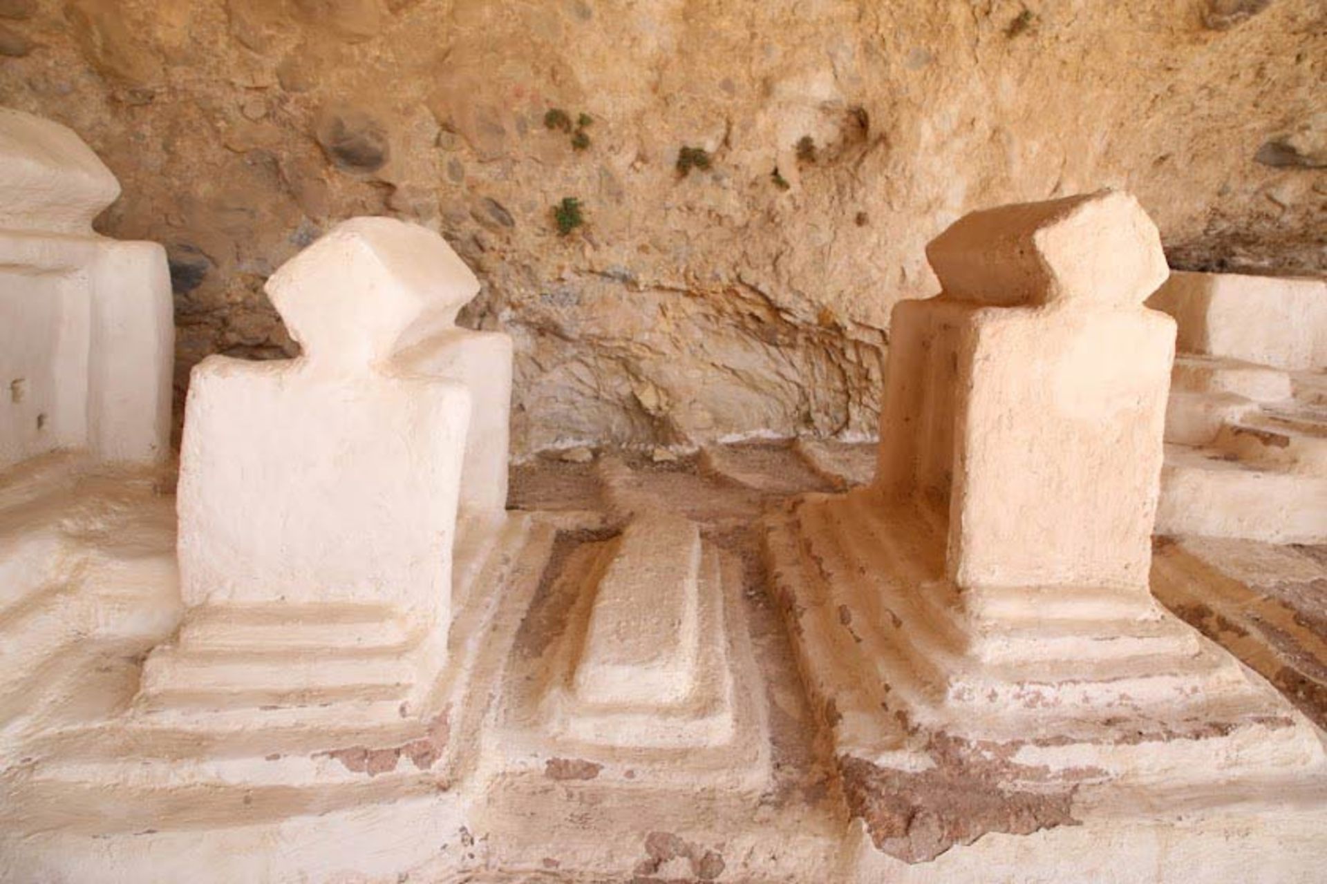 قبور مختلف در قبرستان هفتاد ملا
