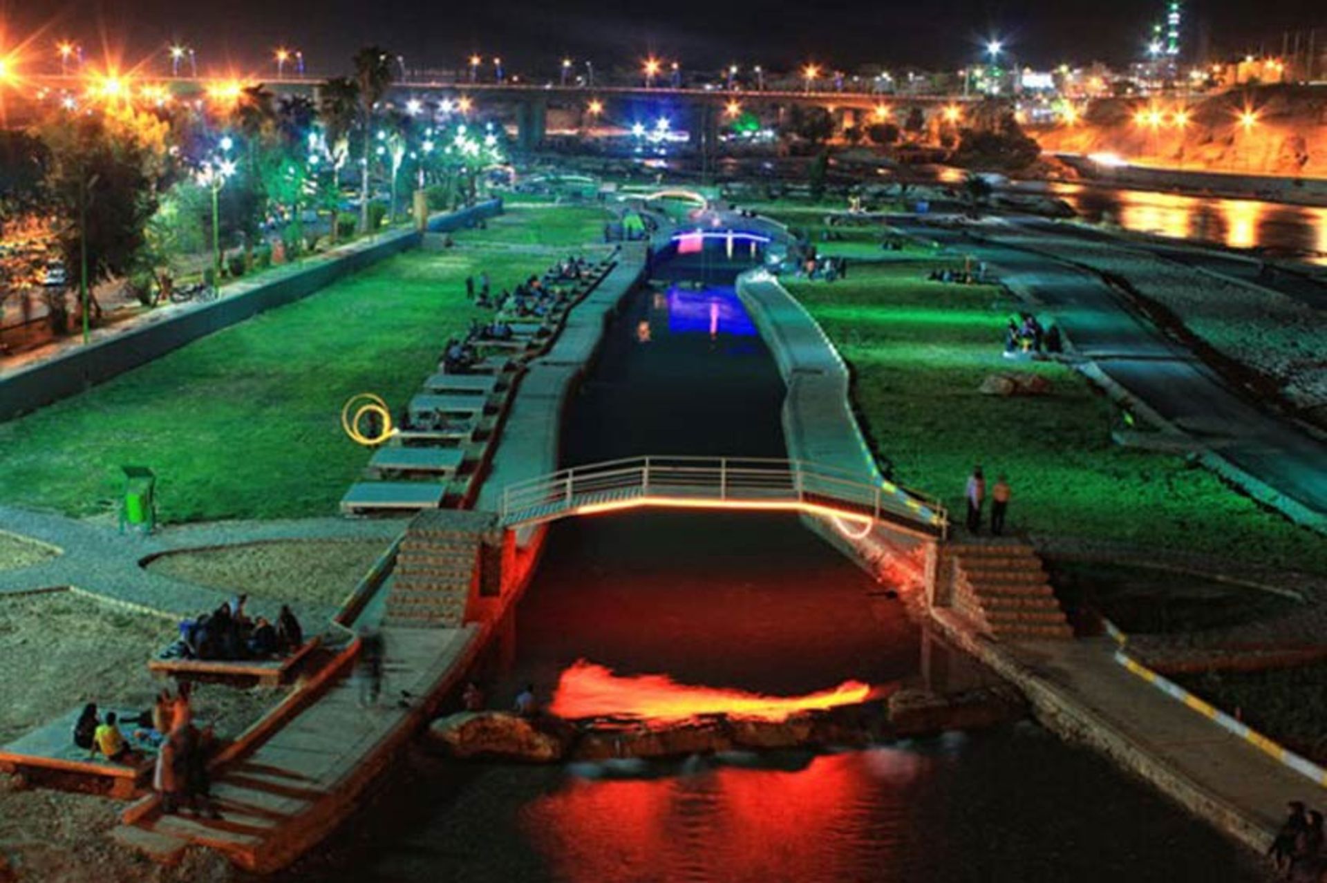 نمایی از پارک ساحلی رعنا در شب