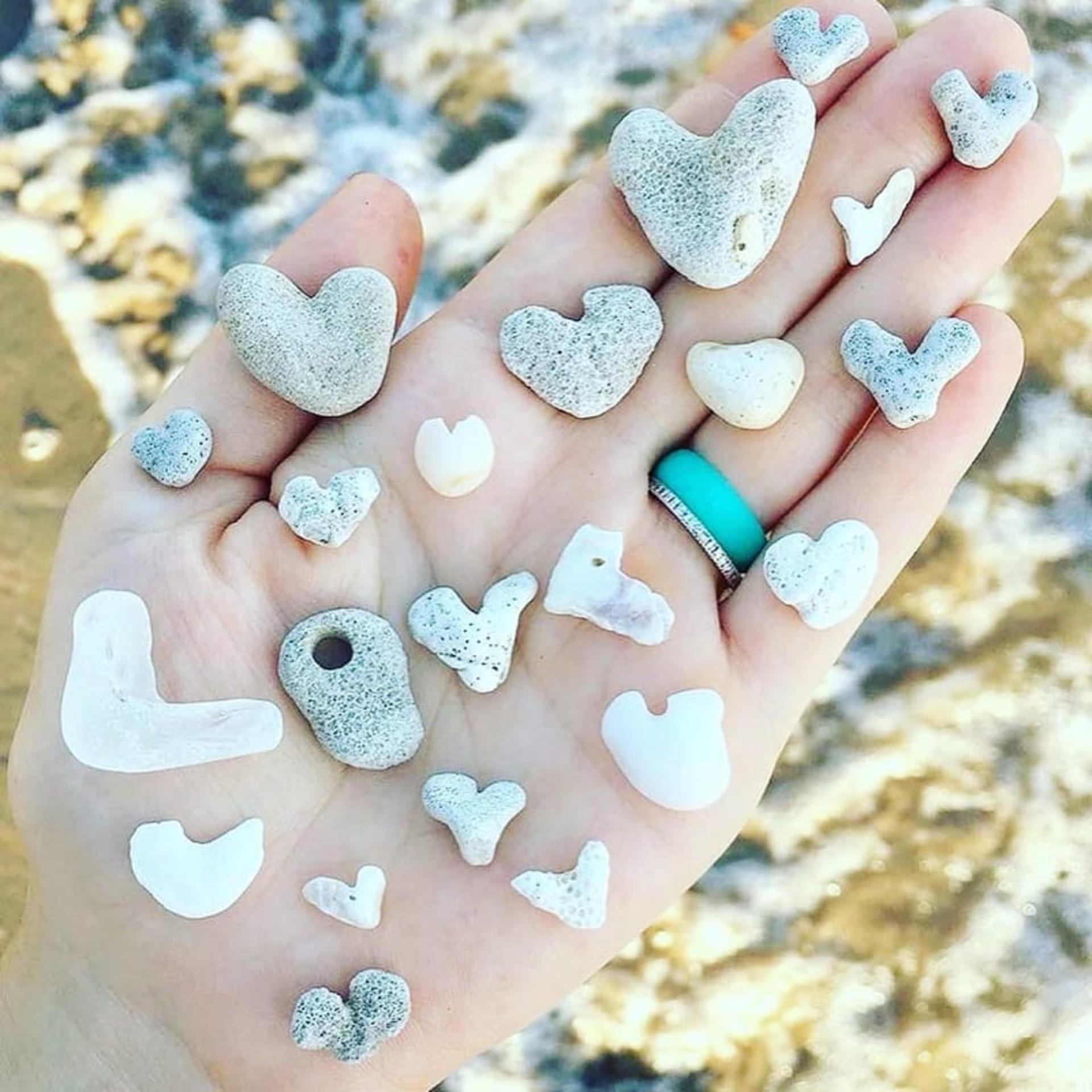 سنگهایی به شکل قلب در جزیره هنگام