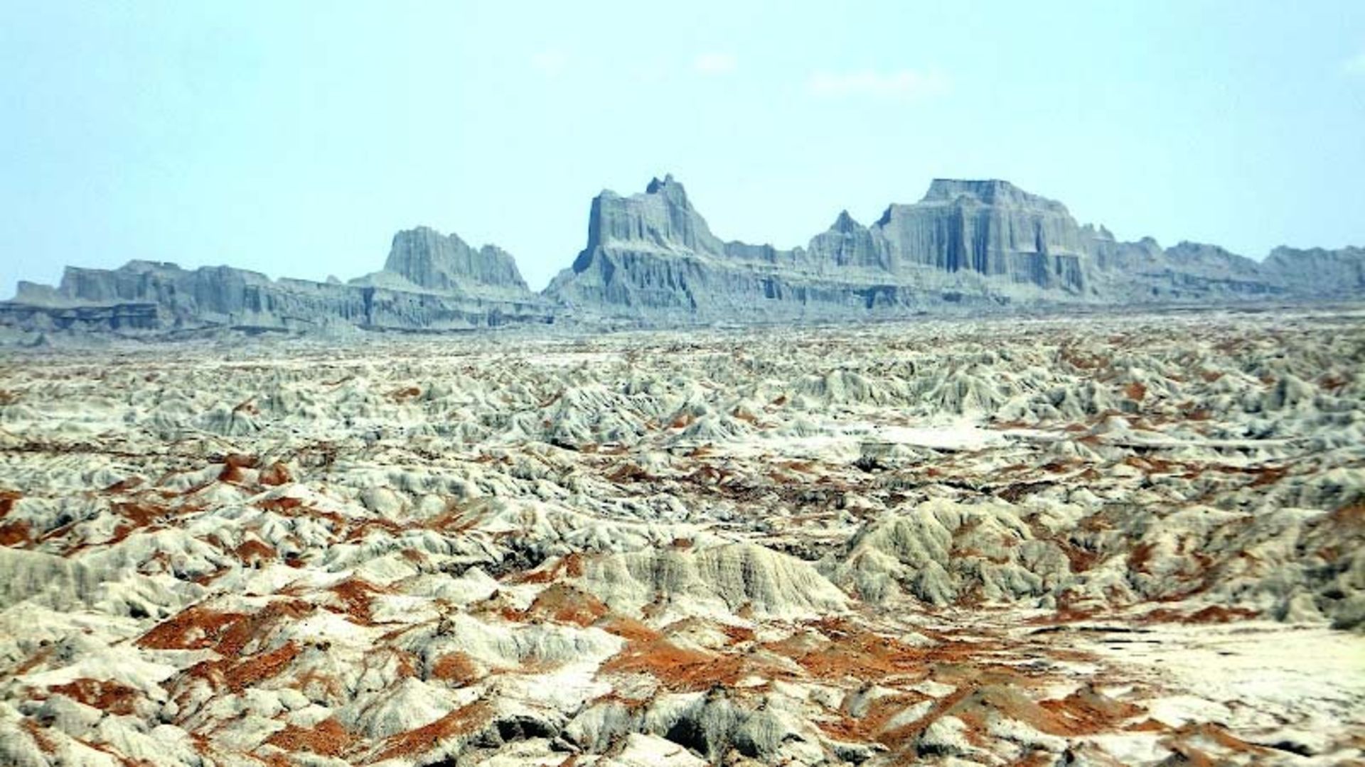 نمایی از کوه های مریخی چابهار