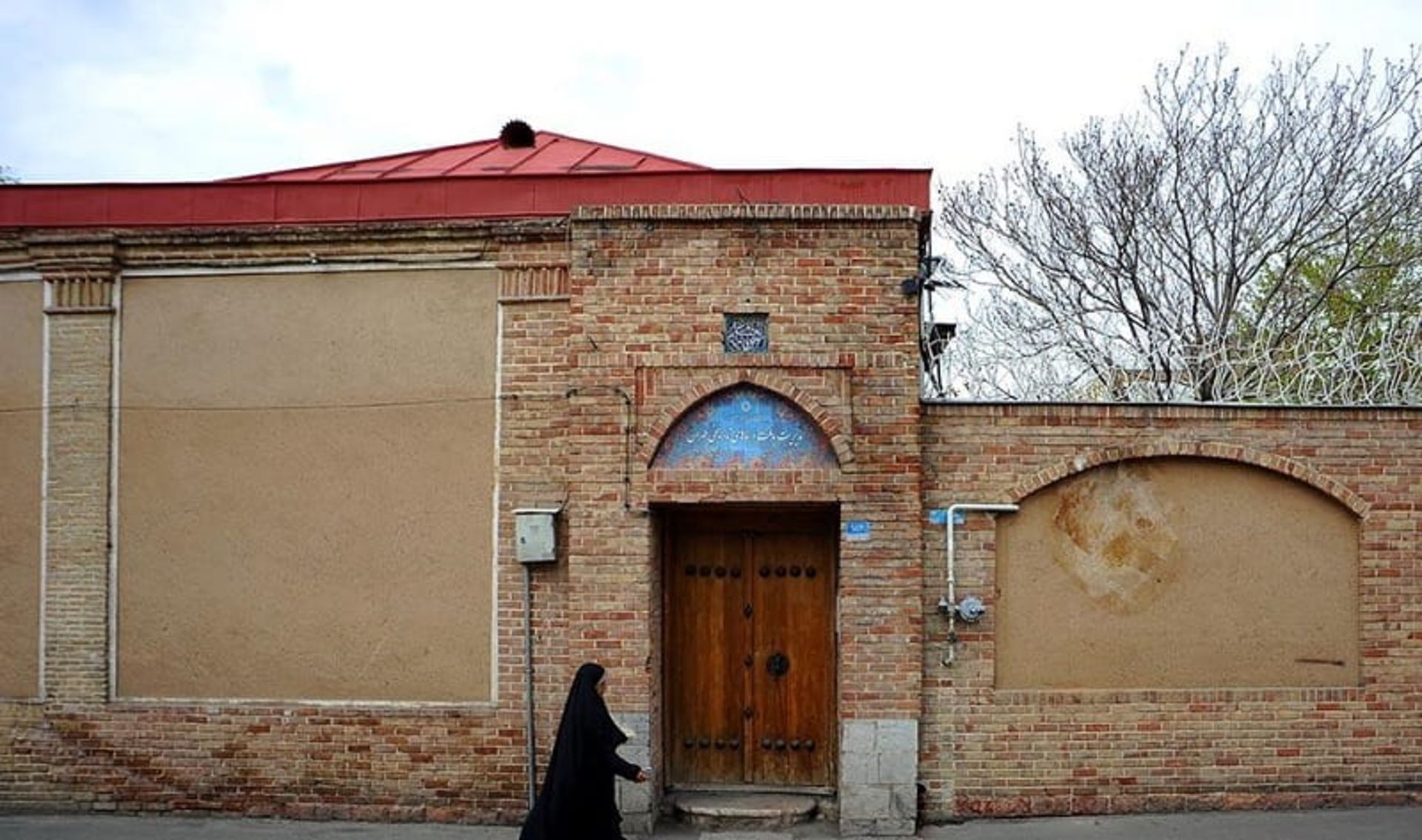 درب ورودی خانه مهربان