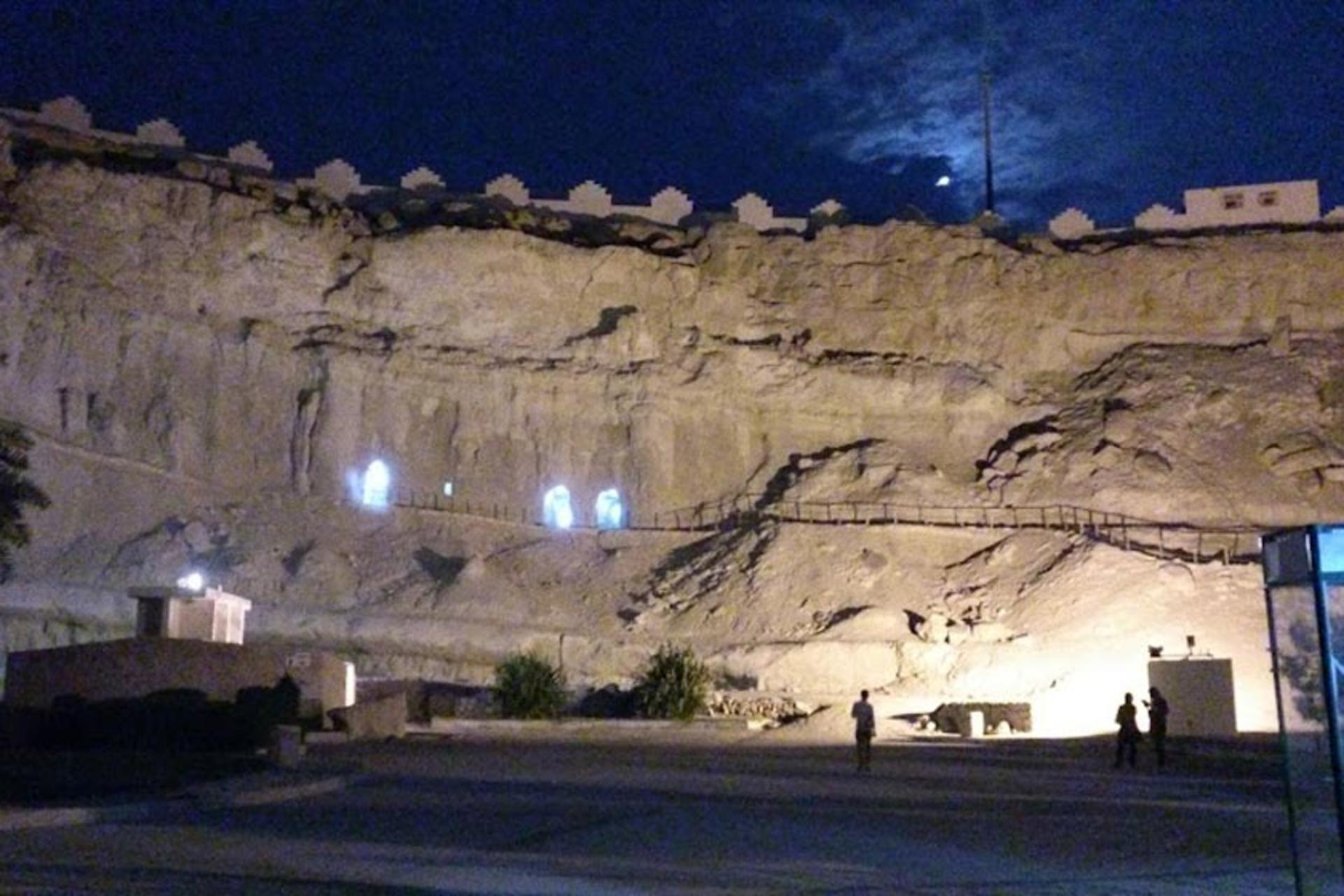 غار خربس در شب