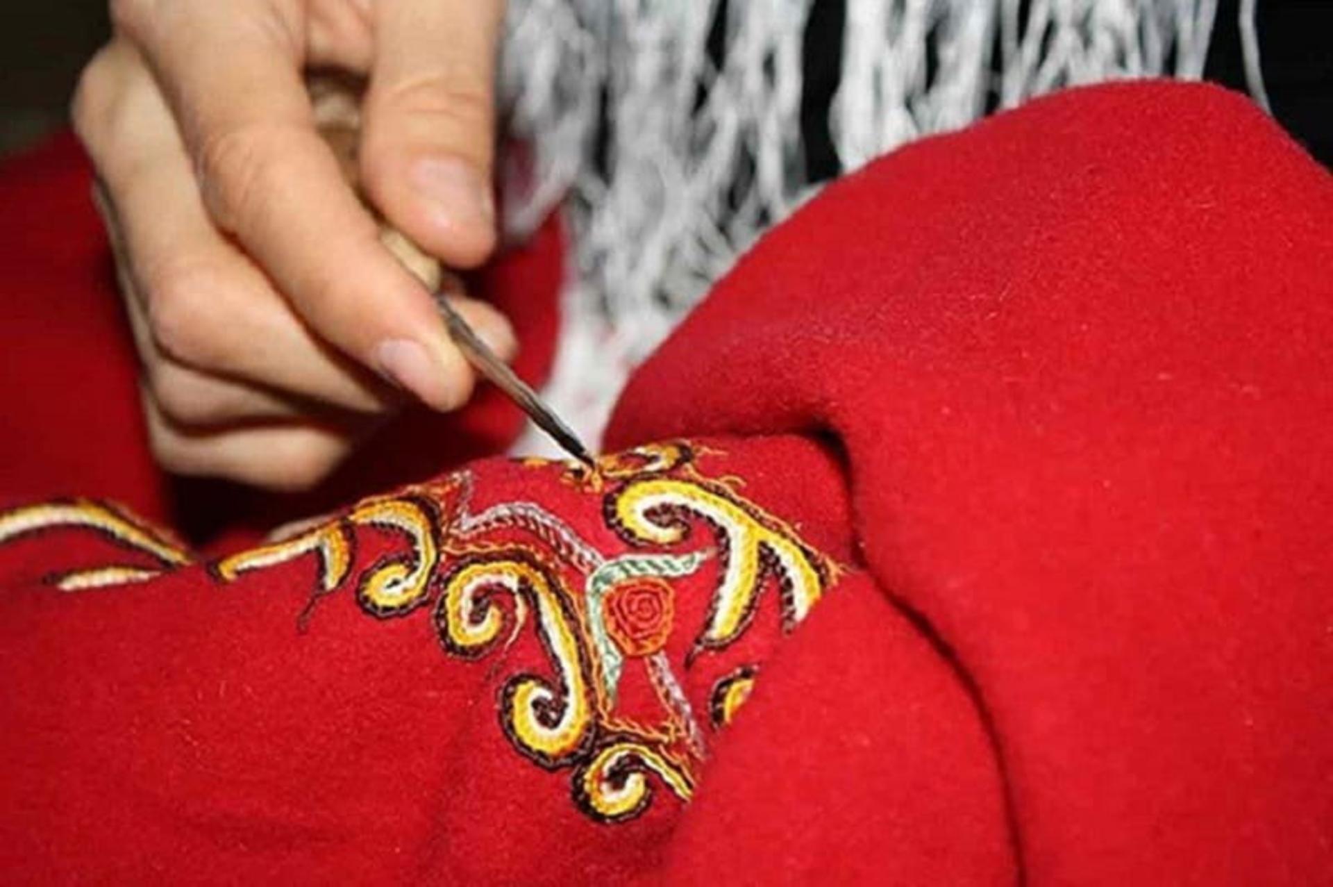 هنر رشتی دوزی