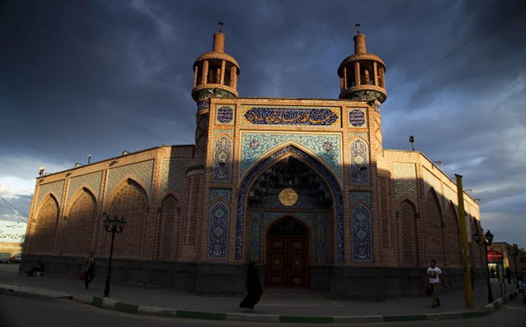 نمای بیرونی مسجد عالی قاپو در اردبیل از پایین