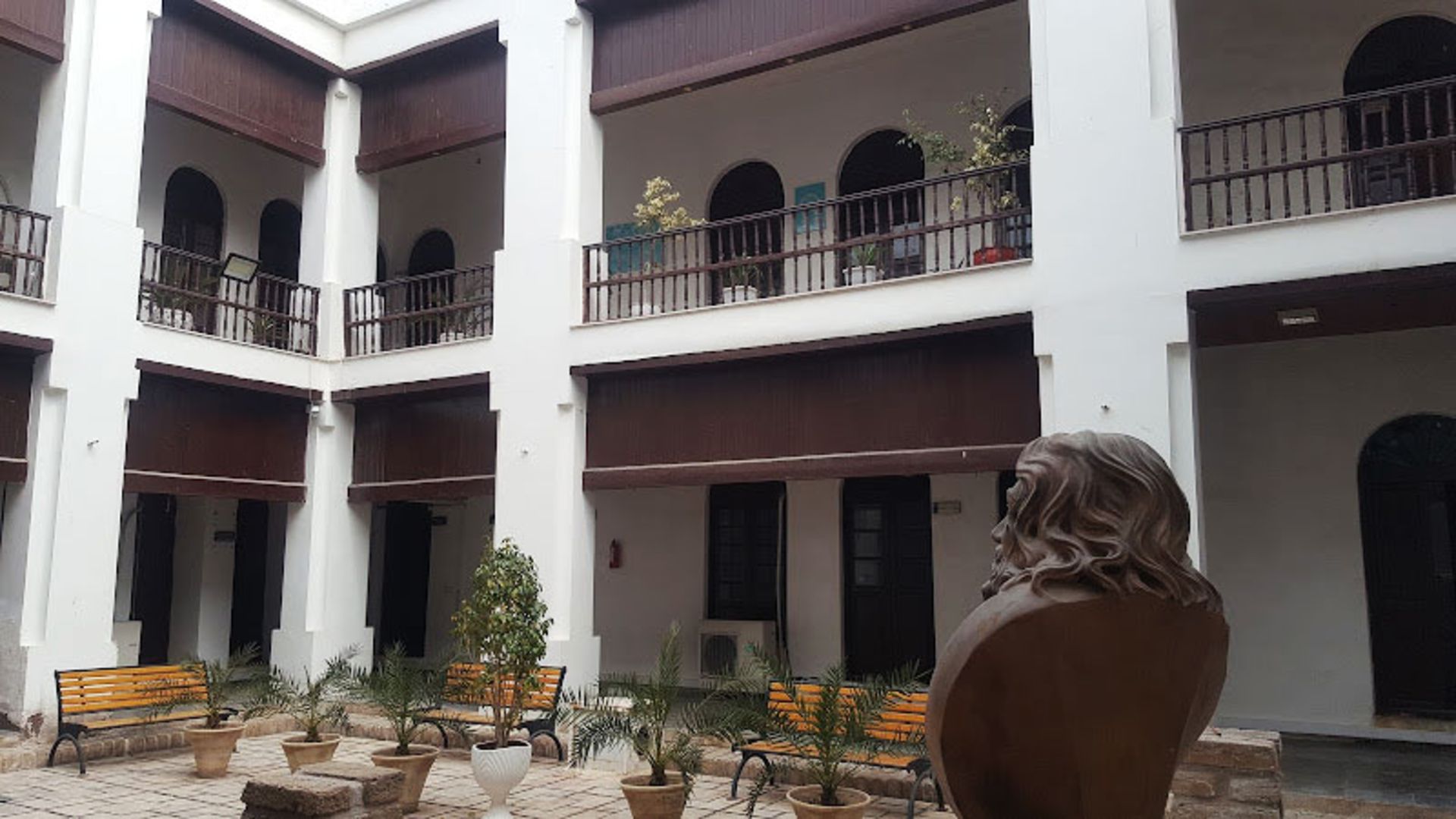 حیاط عمارت امیریه