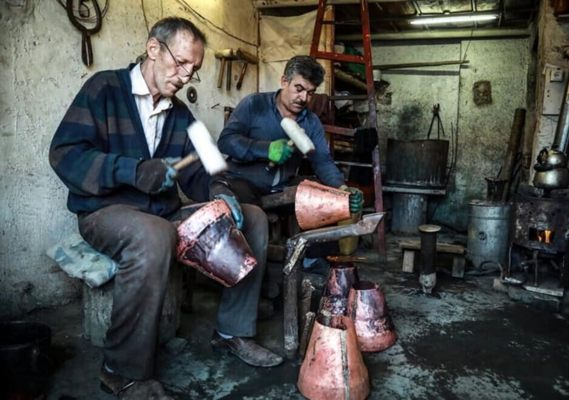 مسگران در حال چکش کاری