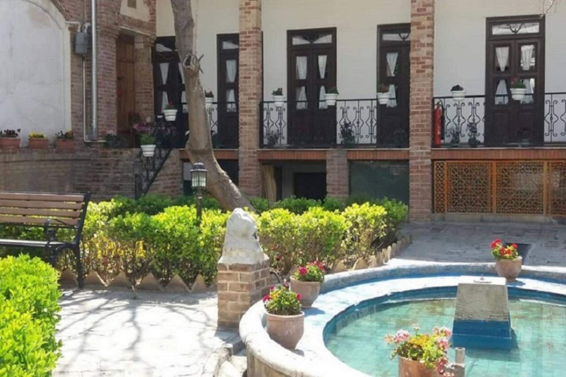 حیاط خانه مهربان