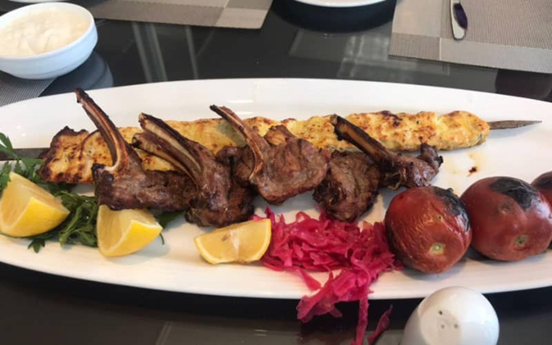 یک بشقاب شیشلیک با جوجه کباب