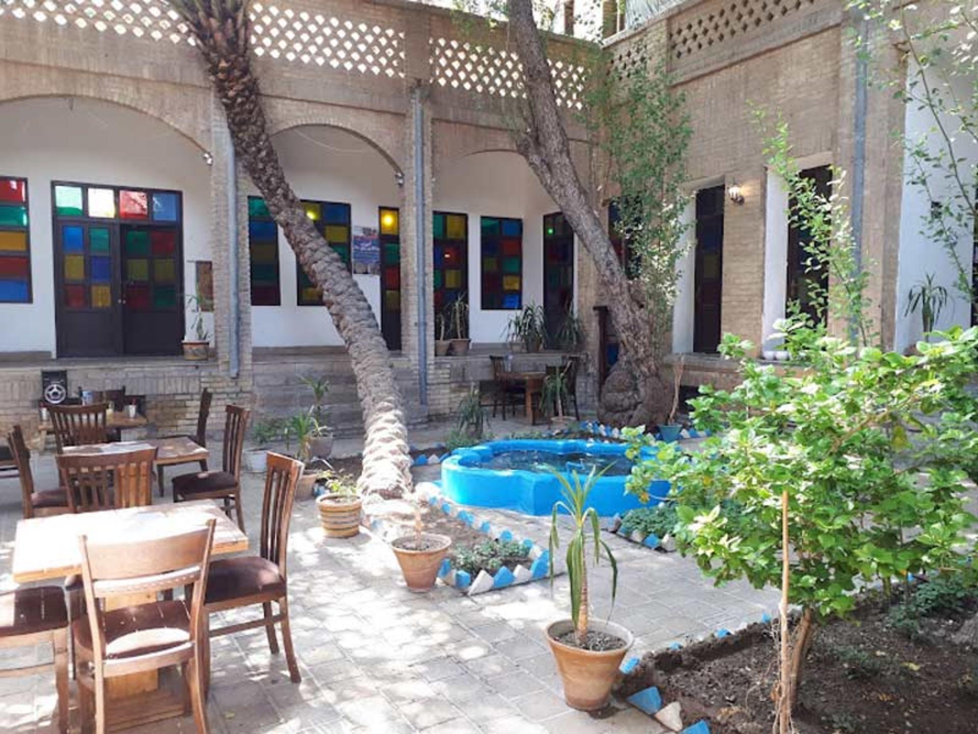 حیاط خانه‌ ماپار 