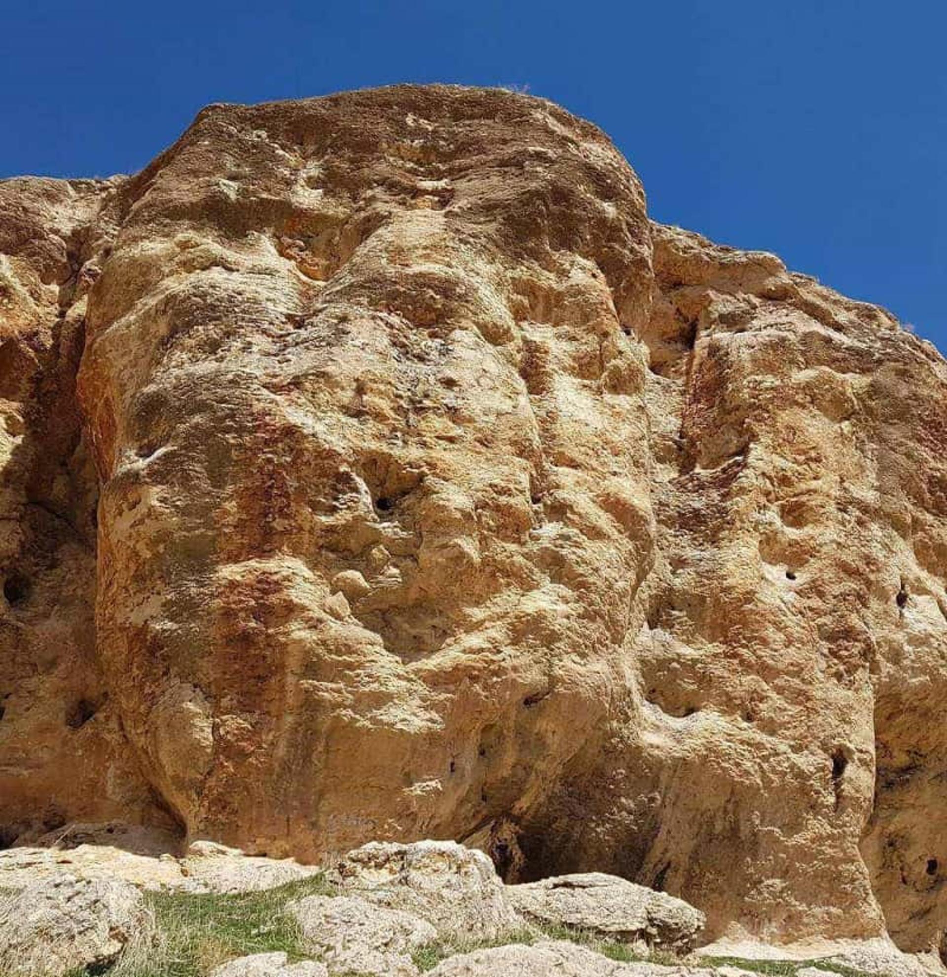 سنگ های آهکی گور دخمه فقره قا