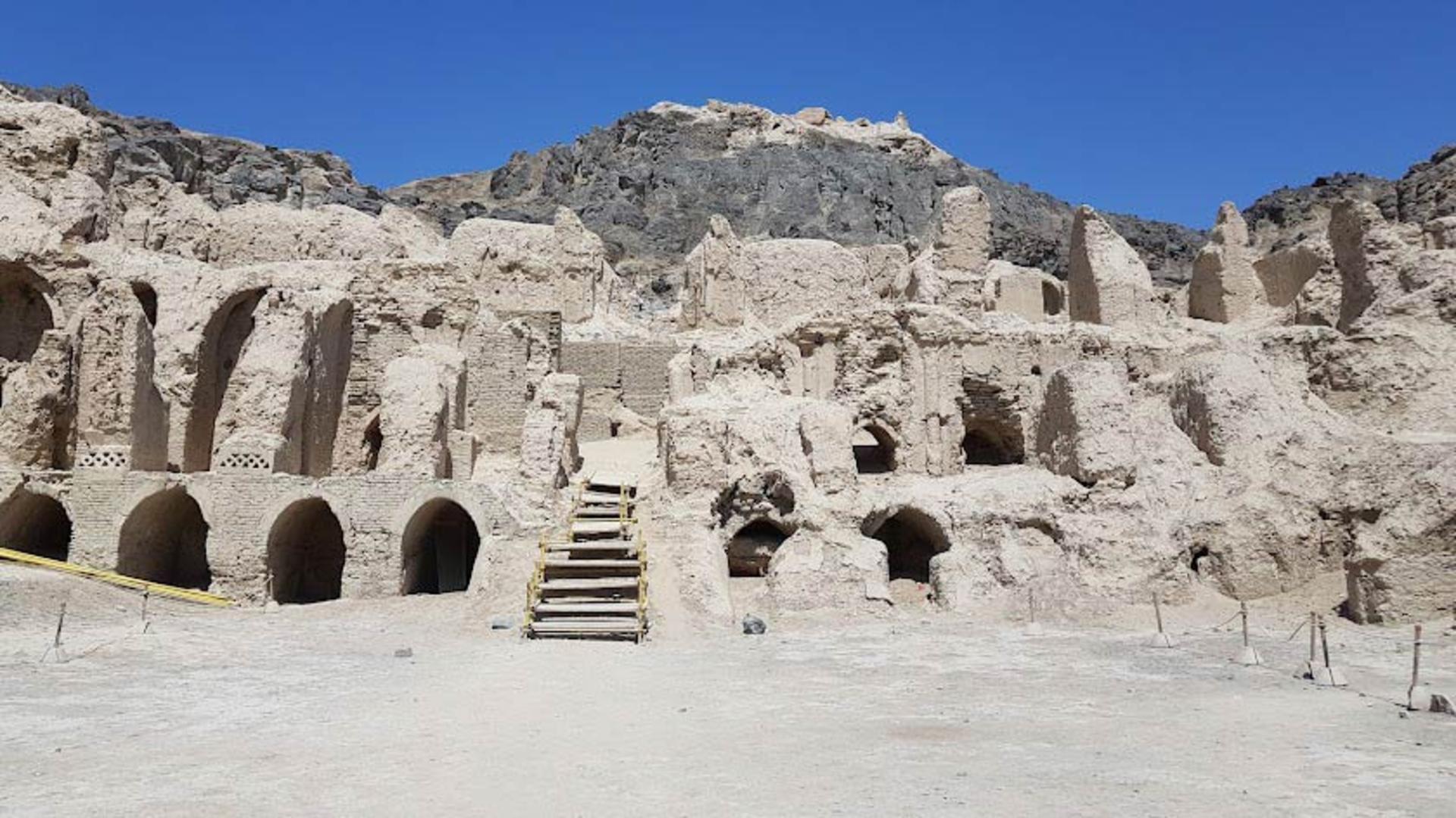 بناهای تاریخی بازمانده در کوه خواجه