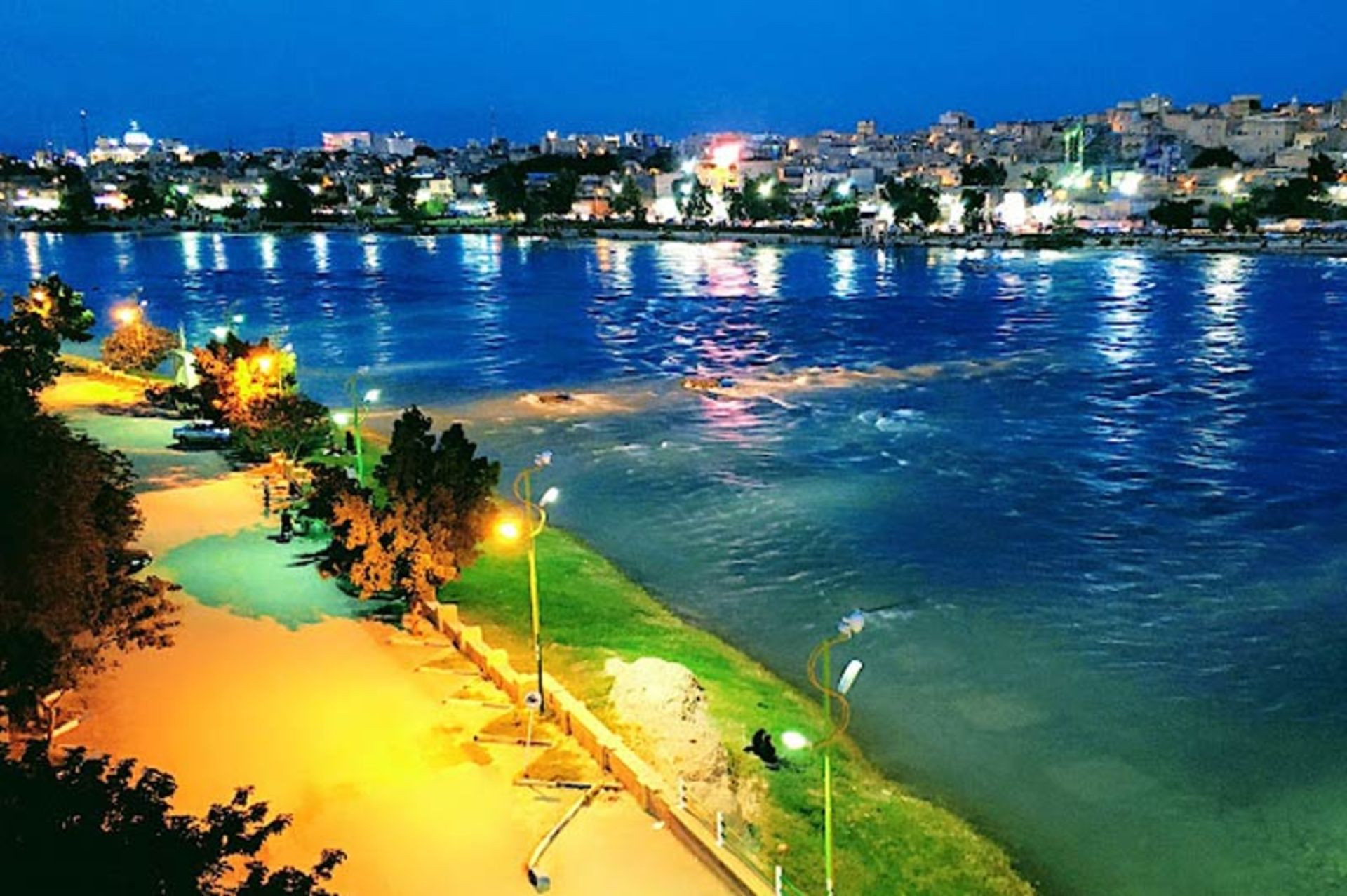 پارک رعنا در شب